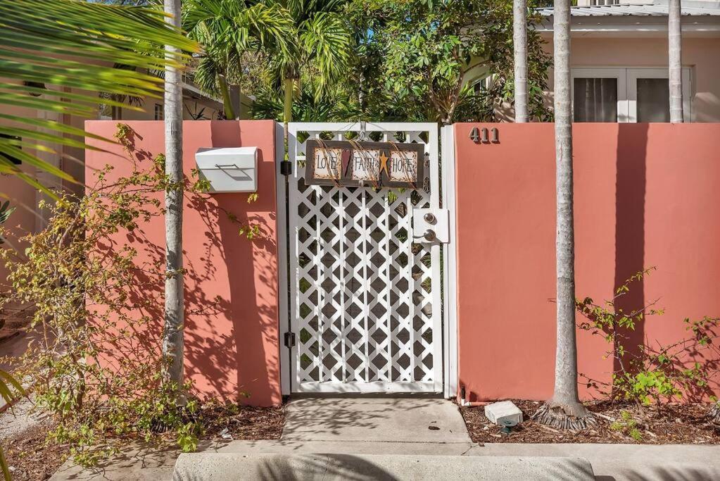 Charming Studio W Pool One Mile To Beach Pets Welcome Лейк-Уорт Экстерьер фото