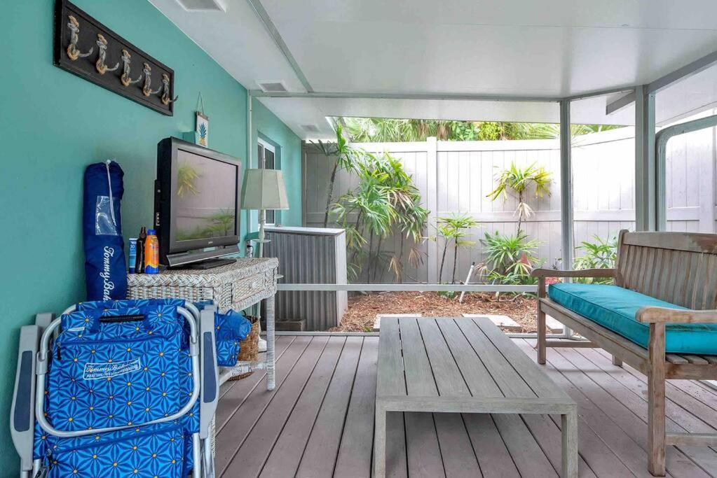 Charming Studio W Pool One Mile To Beach Pets Welcome Лейк-Уорт Экстерьер фото
