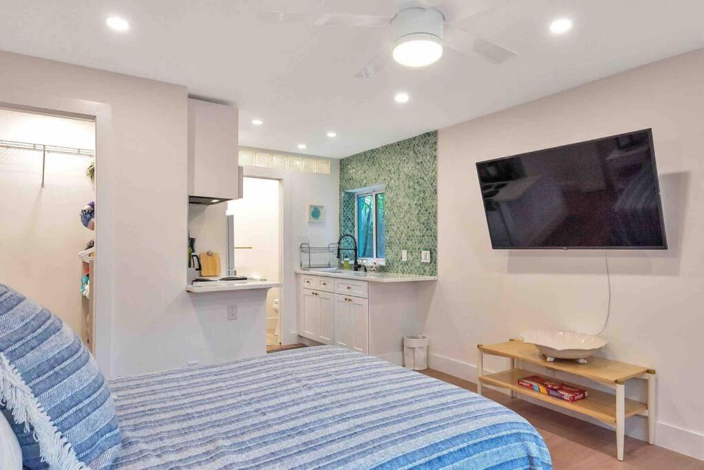 Charming Studio W Pool One Mile To Beach Pets Welcome Лейк-Уорт Экстерьер фото
